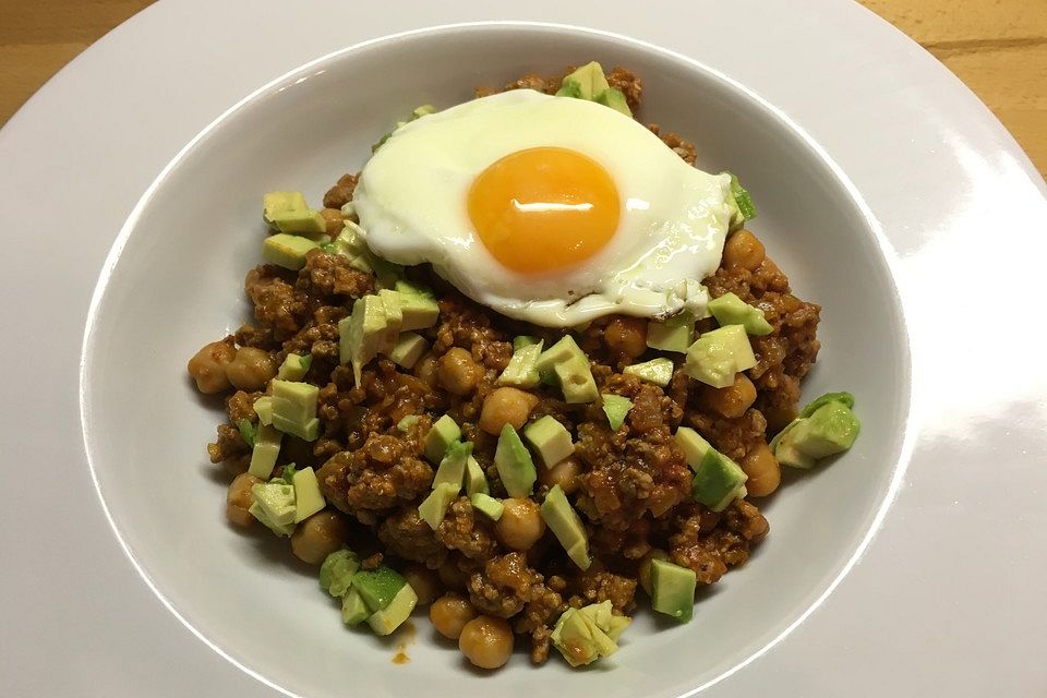 Schnelle Hack-Kichererbsen-Pfanne mit Avocado und Spiegelei