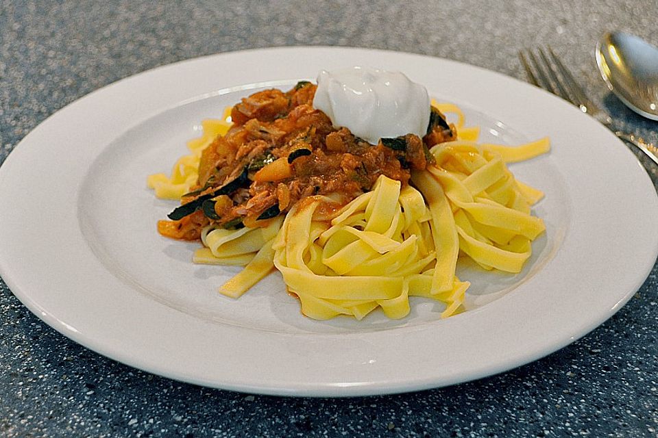 Pasta mit Thunfisch, Lauch und Zucchini