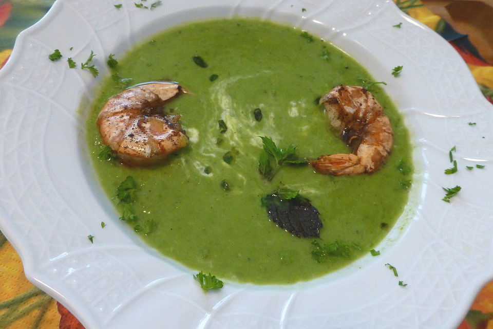 Pürierte Erbsensuppe mit Garnelen und Minze