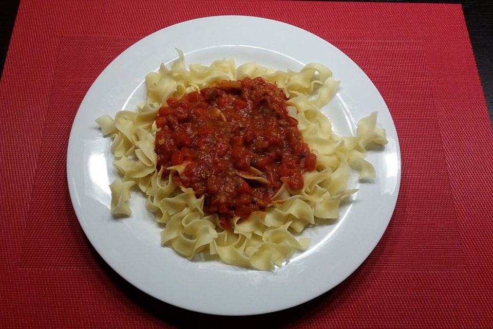 Bandnudeln mit Tomaten-Paprika-Soße