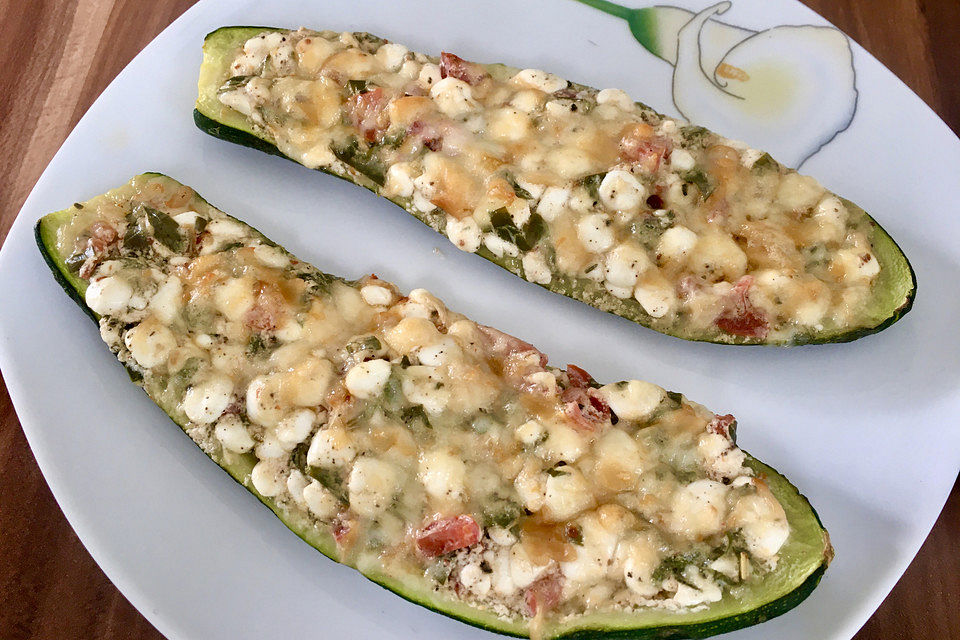 Zucchini mit körniger Frischkäse-Füllung