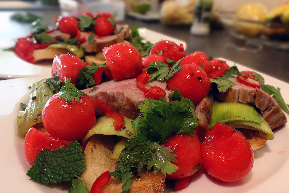 Schweinefilet auf Thymian-Honig-Lauch mit Melonenkugeln