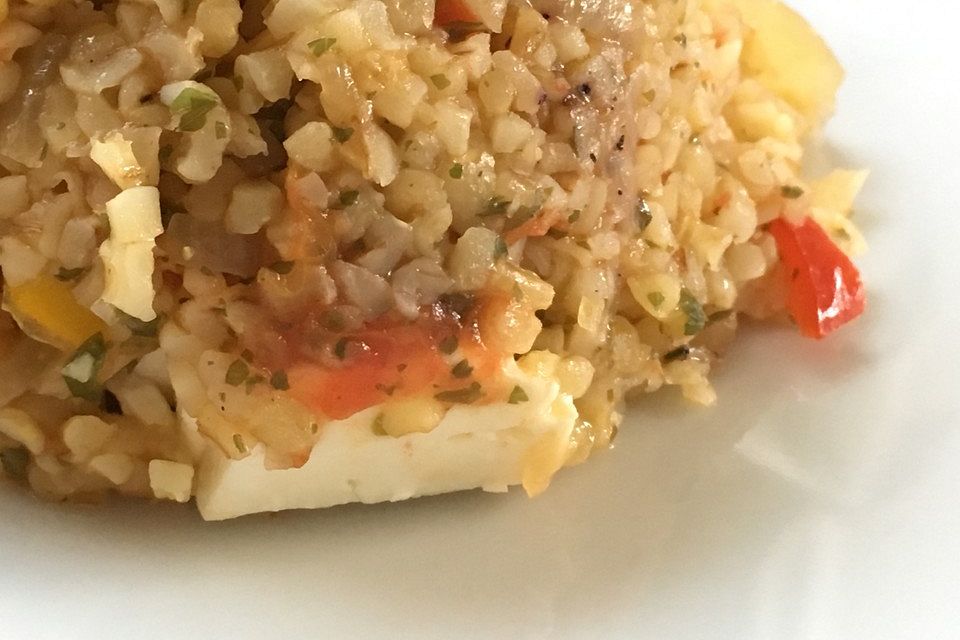 Bulgur mit Gemüse und verstecktem, laktosefreiem Ziegenkäse