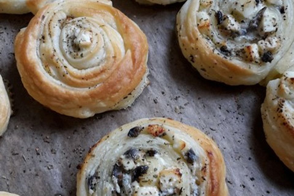 Blätterteigschnecken mit Feta-Oliven Füllung