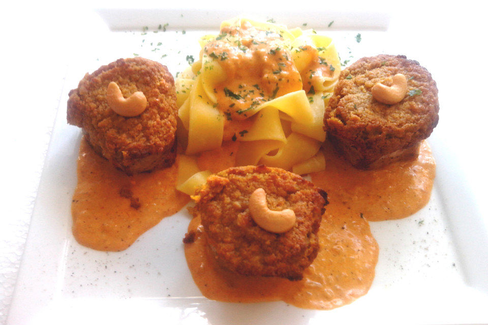 Schweinemedaillons mit "Cafe de Paris"-Kruste und Kokos-Curry-Sauce