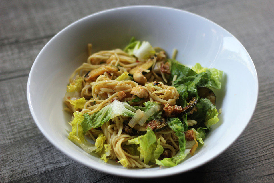 Mie-Nudelsalat mit Pflaumensoße