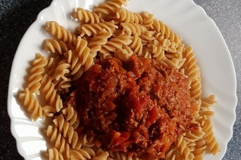 Vollkornspaghetti an Zimt-Bolognese-Sauce