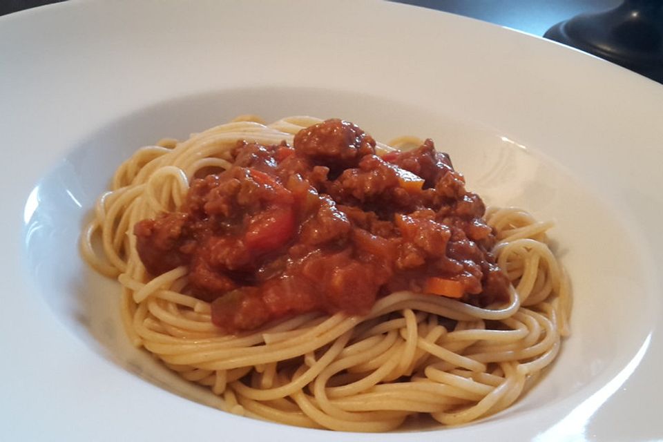 Vollkornspaghetti an Zimt-Bolognese-Sauce