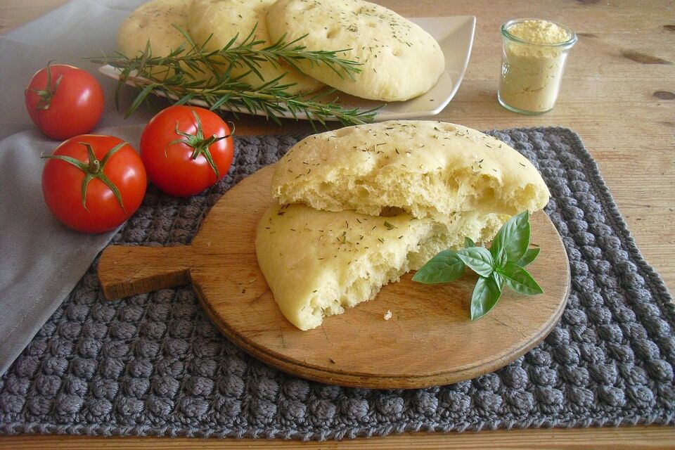 Pizza- oder Fladenbrot mit Kräutern