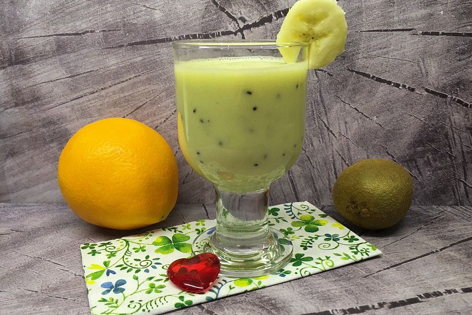 Smoothie mit Orange, Kiwi, Banane und Zitronenjoghurt