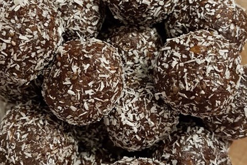 Walnuss-Dattel-Bliss-Balls à la Gabi