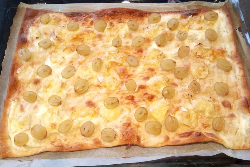 Flammkuchen mit Camembert und Weintrauben à la Gabi