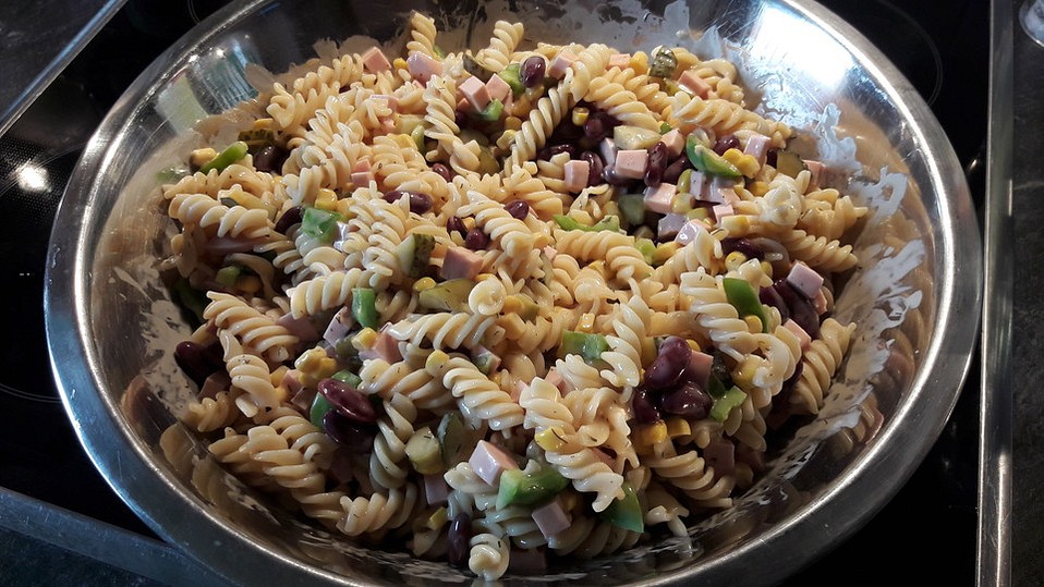 Nudelsalat mit Kidneybohnen, Mais, Paprika, Tomaten und Fleischwurst ... Nudelsalat mit Kidneybohnen, Mais, Paprika, Tomaten und Fleischwurst ...