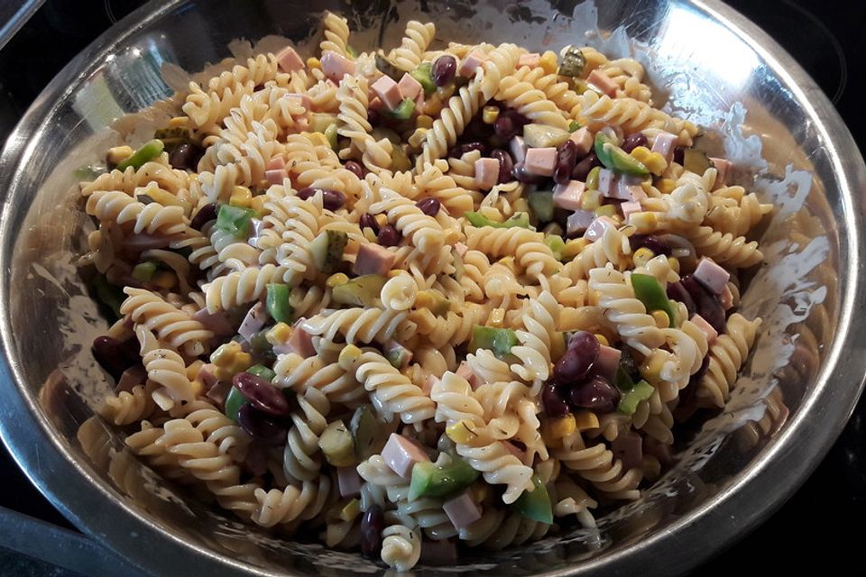 Nudelsalat mit Kidneybohnen, Mais, Paprika, Tomaten und Fleischwurst