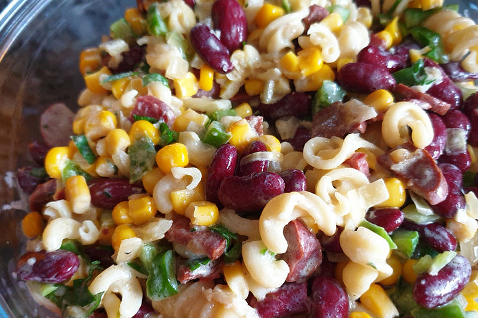 Nudelsalat mit Kidneybohnen, Mais, Paprika, Tomaten und Fleischwurst