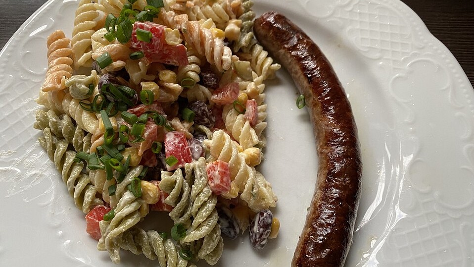 Nudelsalat mit Kidneybohnen, Mais, Paprika, Tomaten und Fleischwurst ... Nudelsalat mit Kidneybohnen, Mais, Paprika, Tomaten und Fleischwurst ...