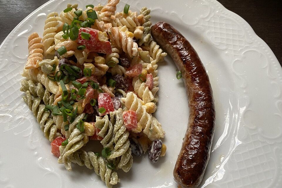 Nudelsalat mit Kidneybohnen, Mais, Paprika, Tomaten und Fleischwurst