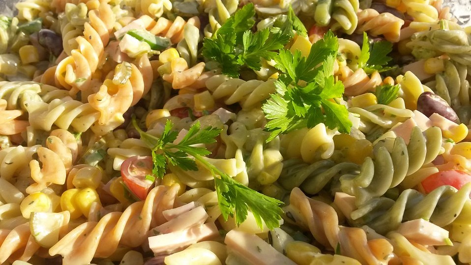 Nudelsalat mit Kidneybohnen, Mais, Paprika, Tomaten und Fleischwurst ... Nudelsalat mit Kidneybohnen, Mais, Paprika, Tomaten und Fleischwurst ...