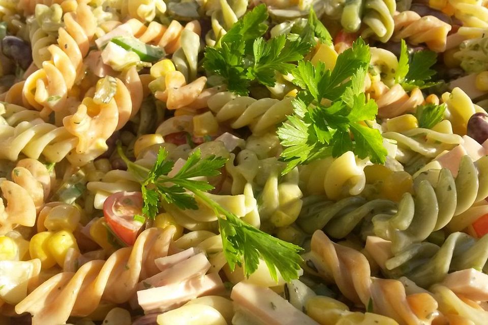 Nudelsalat mit Kidneybohnen, Mais, Paprika, Tomaten und Fleischwurst