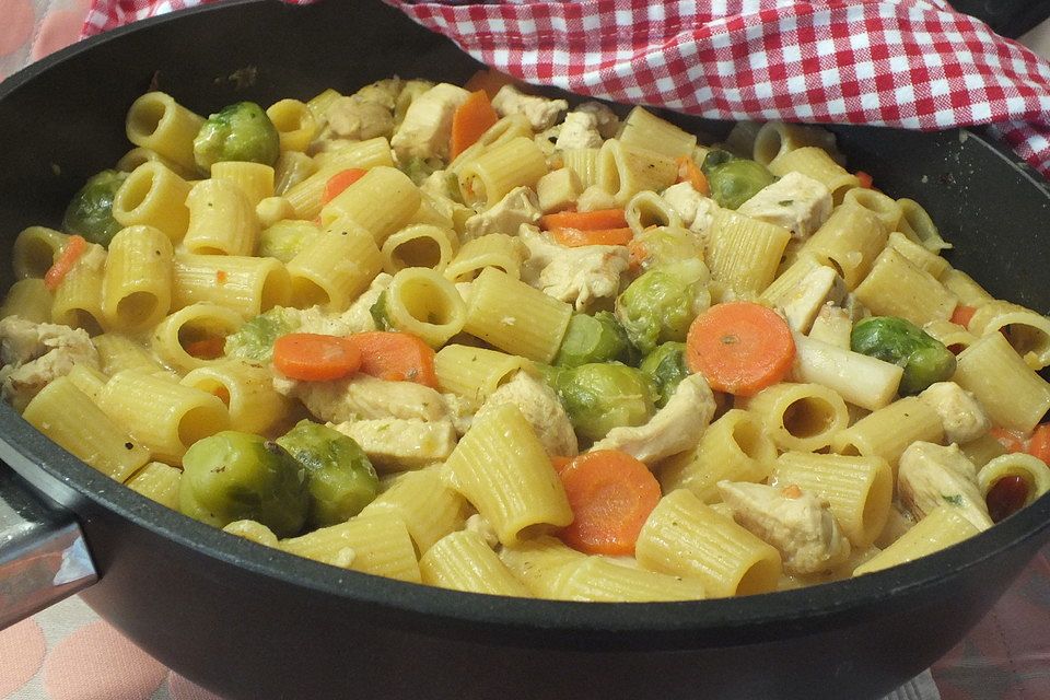 One Pot Pasta mit Hähnchen und Gemüse