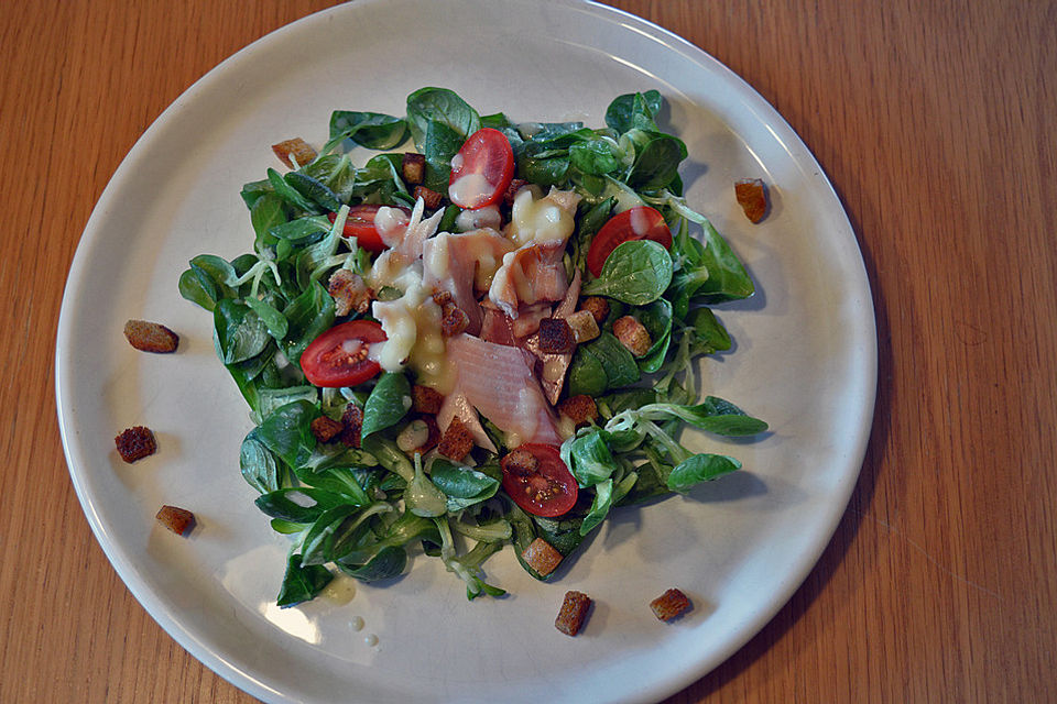 Feldsalat mit Kartoffeldressing und geräucherten Forellenfilets