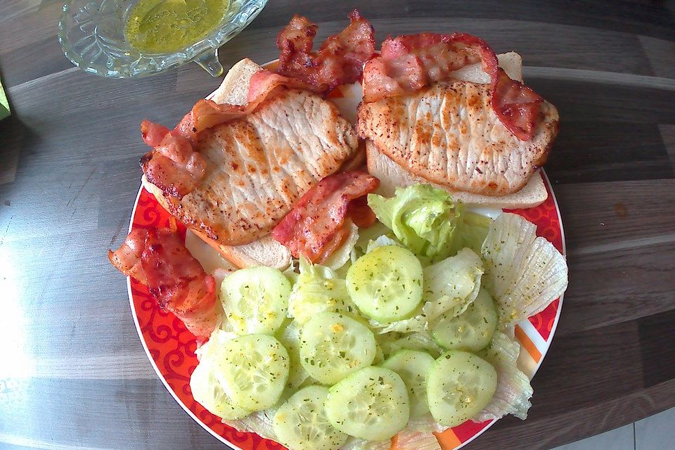 Schweinesteaks auf Toast mit Salat und Bacon