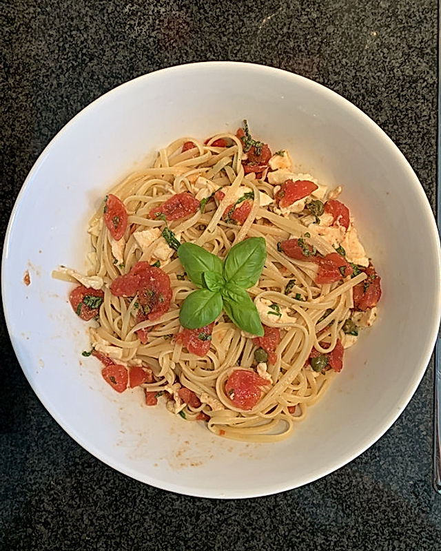 Tagliatelle mit kalter Tomatensauce und Mozzarella