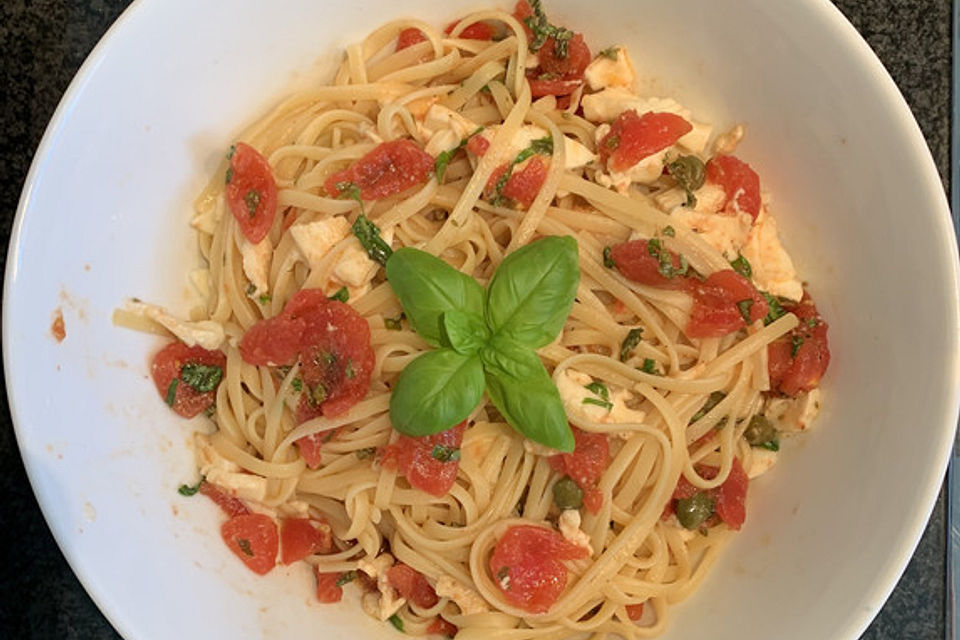 Tagliatelle mit kalter Tomatensauce und Mozzarella