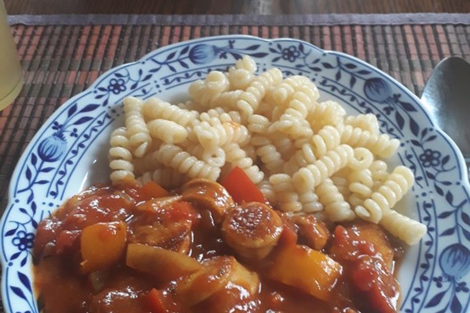 Bratwurst-Paprika-Gulasch