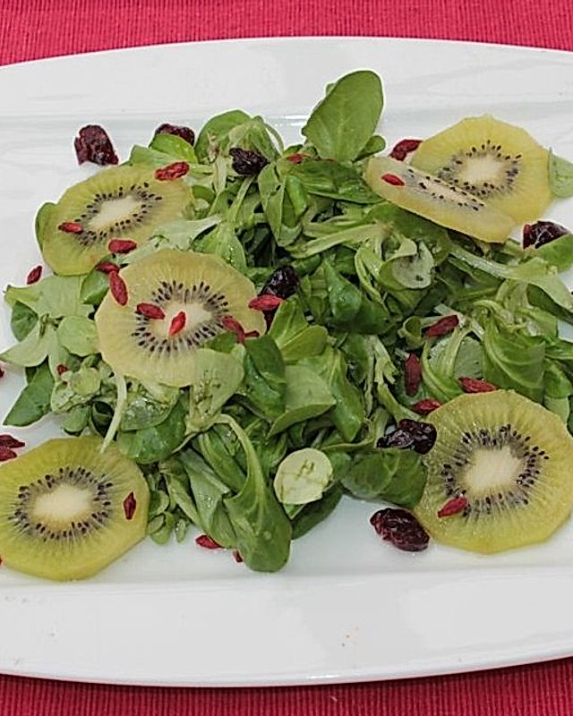 Kiwi-Feldsalat mit Beeren