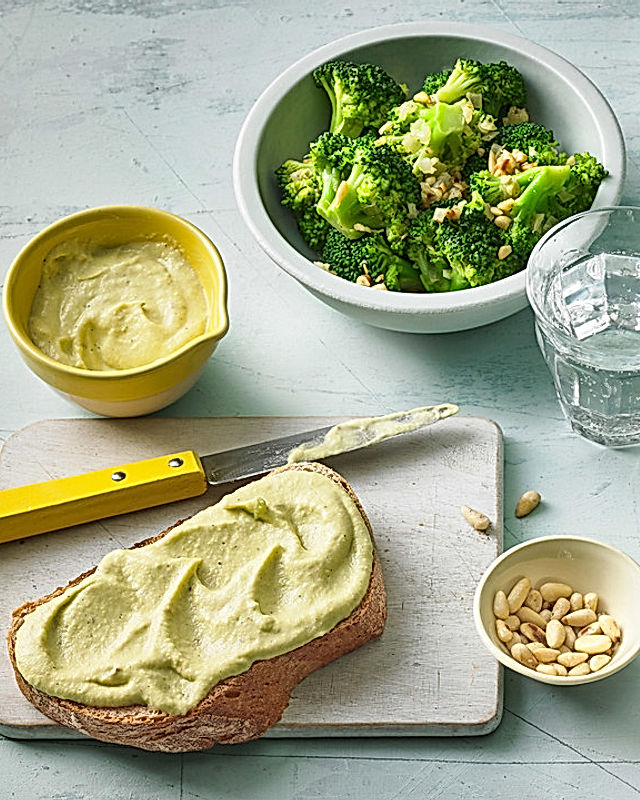 Brokkoli-Salat und Brokkoli-Creme mit Pinienkernen