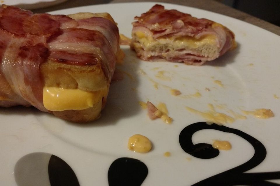 Käse-Toast im Bacon-Mantel