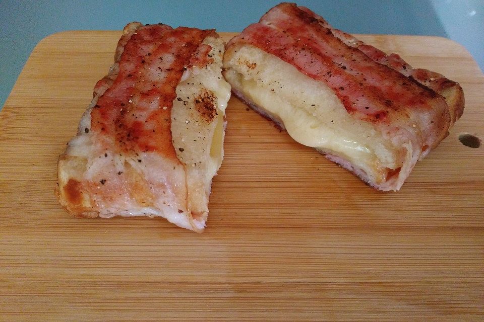 Käse-Toast im Bacon-Mantel