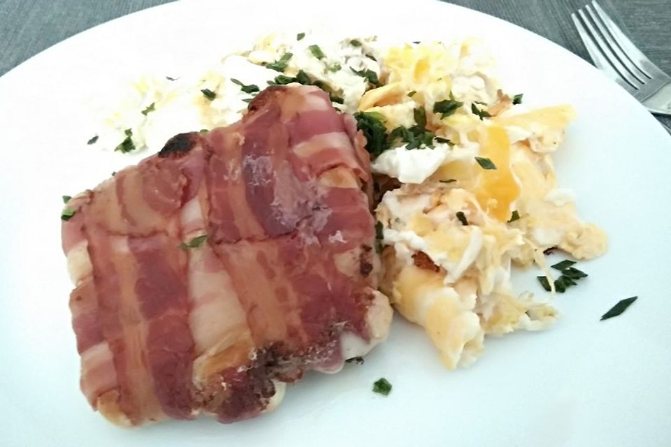 Käse-Toast im Bacon-Mantel