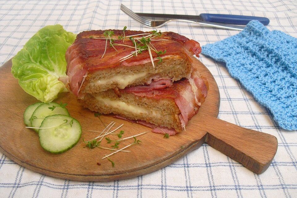 Käse-Toast im Bacon-Mantel