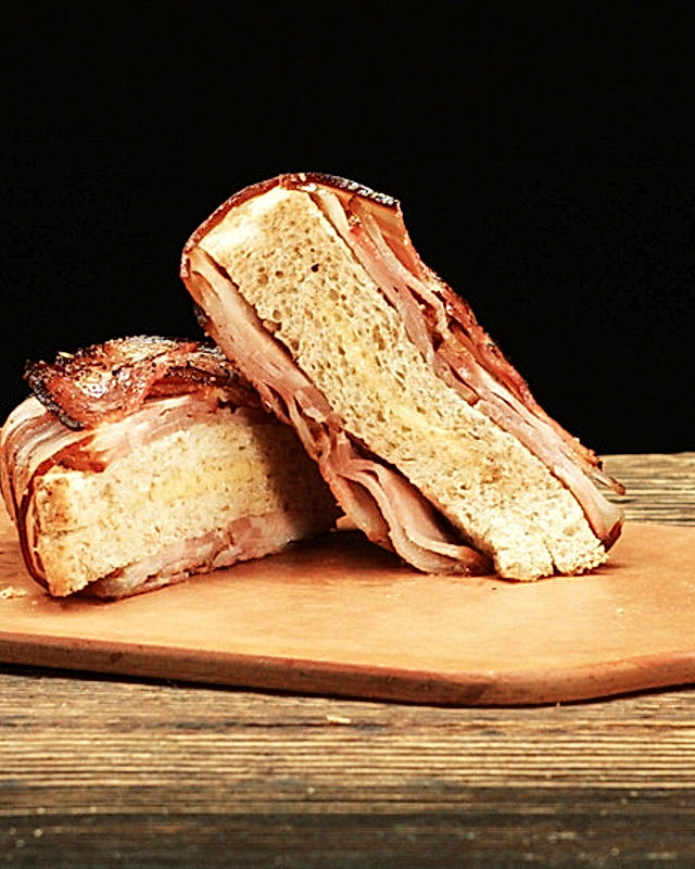 Käse-Toast im Bacon-Mantel