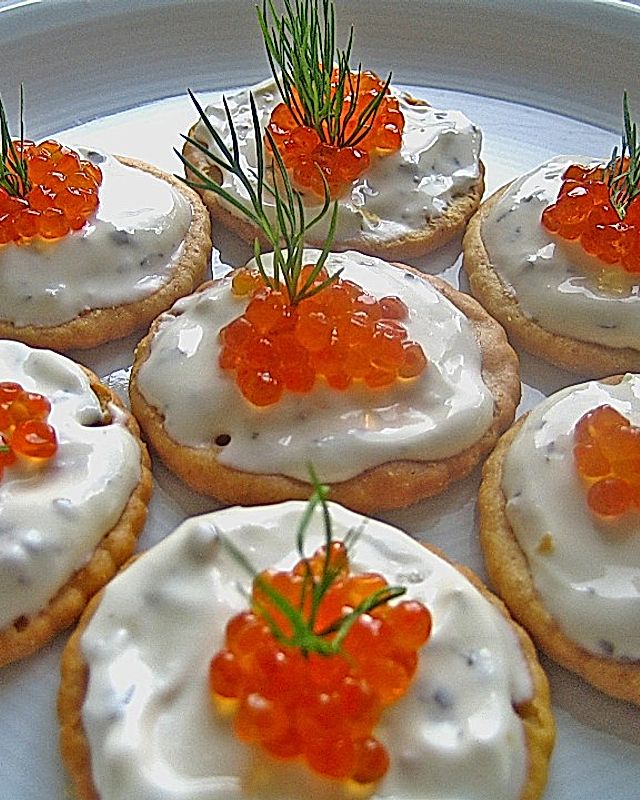 Reiskräcker mit Kräuter - Crème fraîche und Forellenkaviar