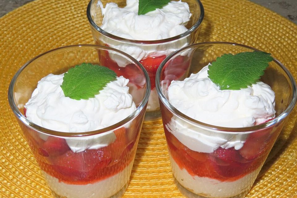 Marinierte Erdbeeren mit Eierlikör-Sahne