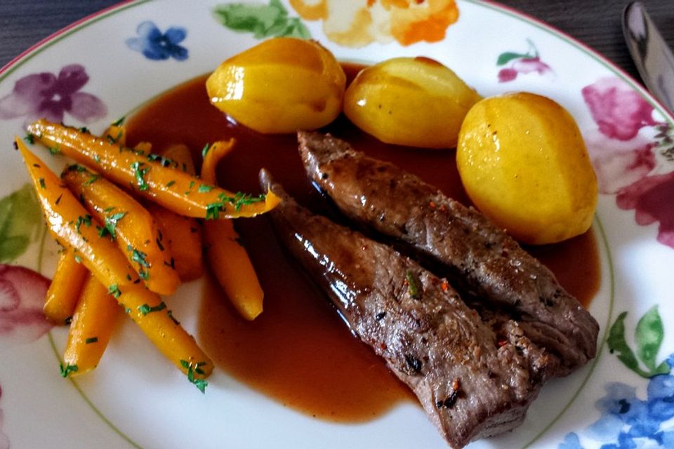 Lammfilet mit Rotwein-Rosmarin-Sauce