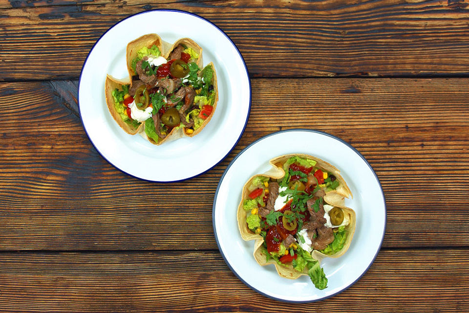 Rumpsteak-Salat im Tortilla-Schälchen