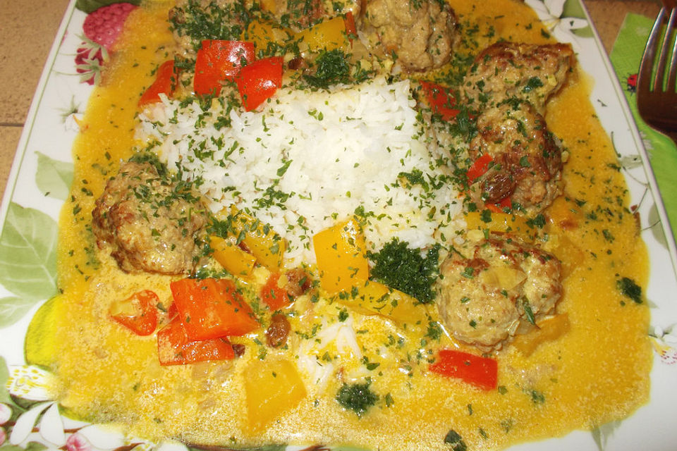 Hackbällchen in Curry-Sahne-Sauce mit Paprika