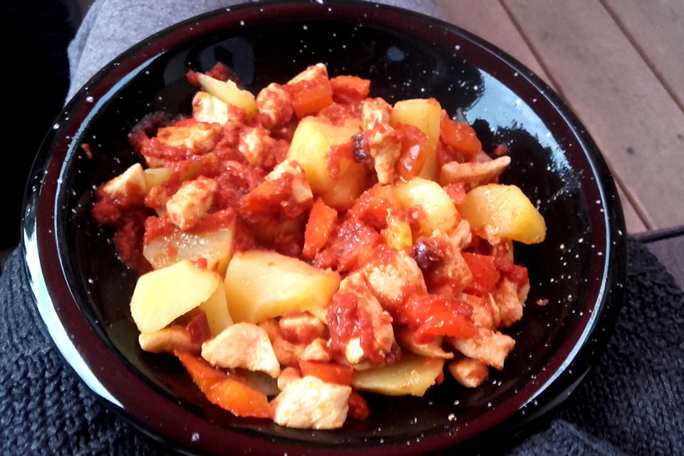 Feuriges Hähnchengeschnetzeltes mit Paprika und Kartoffeln