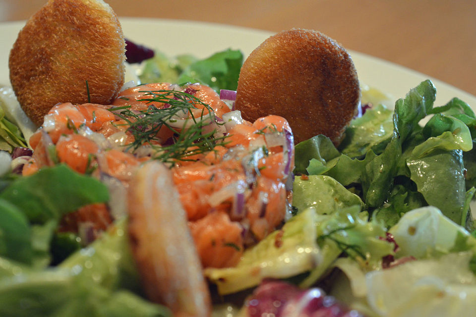 Lachstatar auf Blattsalat mit Sesamdressing und Croutons