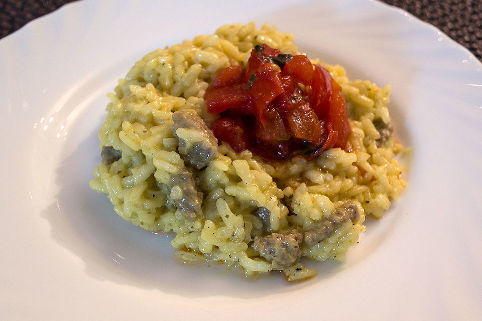 Risotto mit Bratwurst und Tomatenkrone