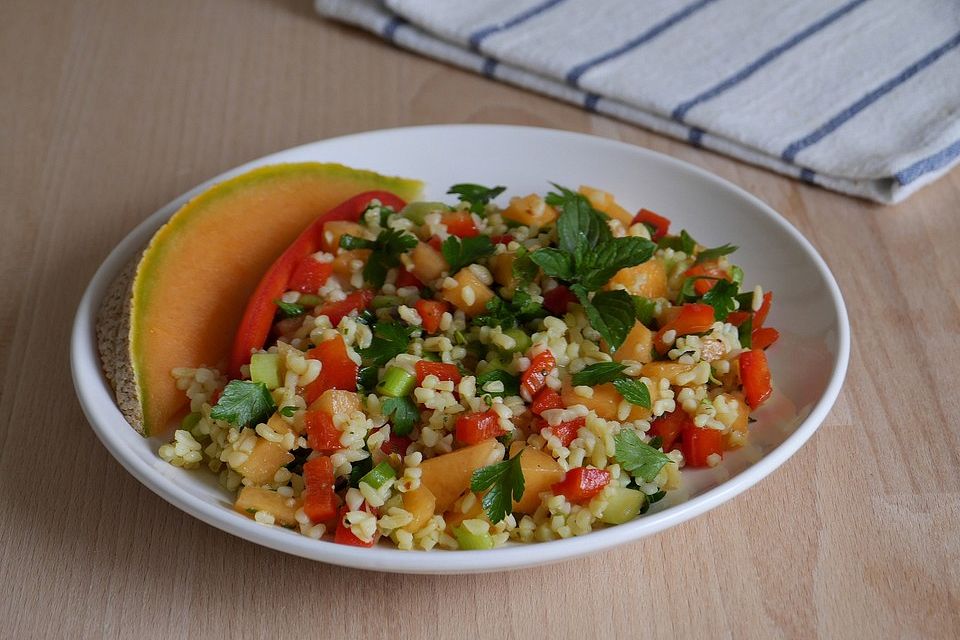 Bulgur-Salat mit Melone und Paprika