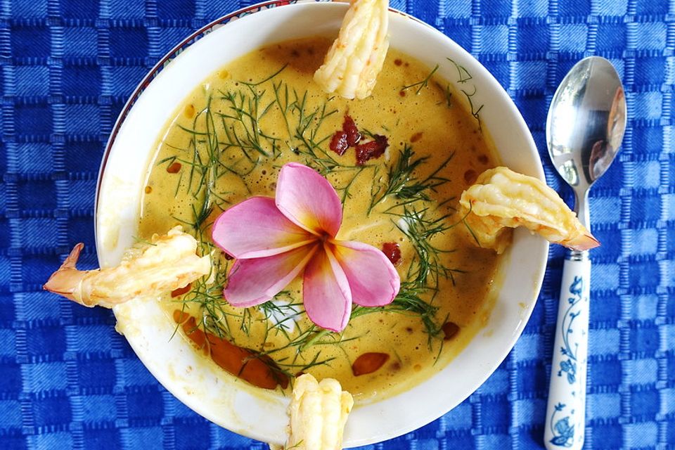 Exotische balinesische Garnelensuppe mit Fischeinlage