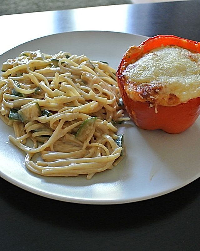 Gefüllte Paprika mit Spaghetti-Zucchini-Soße
