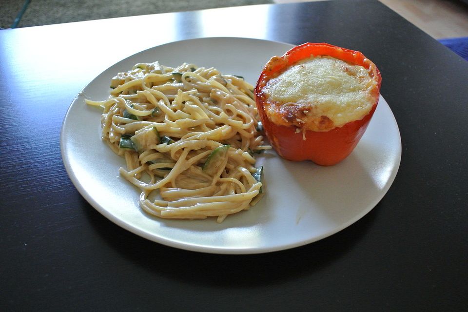 Gefüllte Paprika mit Spaghetti-Zucchini-Soße