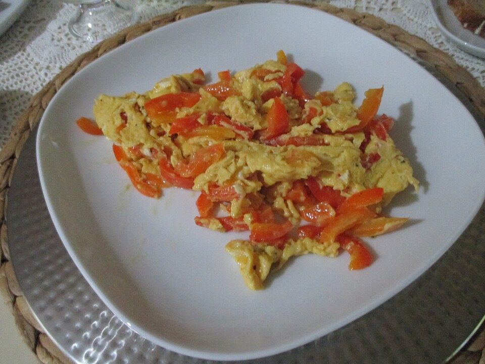 Rührei mit gedünsteten Paprikaschoten von betziepon| Chefkoch