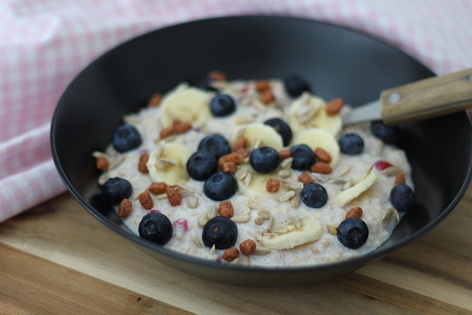 Kokos-Porridge mit frischen Beeren